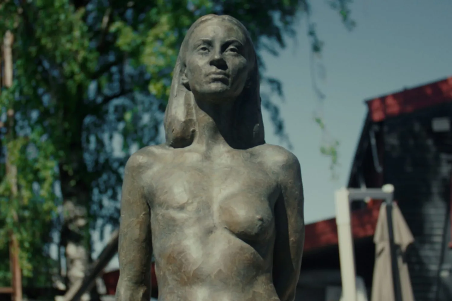 Questa potente statua è la prima dedicata a una donna con cancro al seno (e sfida la retorica della "battaglia" contro la malattia)