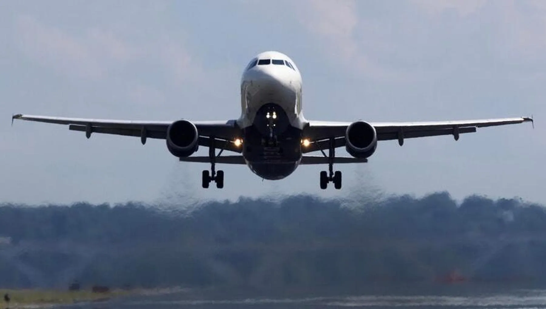 Bloccati in volo dal norovirus, cosa è accaduto e come evitare il contagio