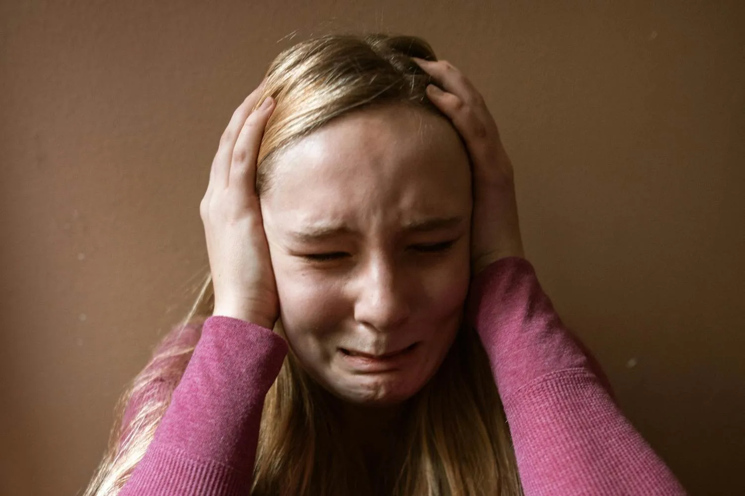 Così i traumi vissuti durante l'infanzia e l’adolescenza cambiano il cervello (e possono avere ripercussioni permanenti sul comportamento)