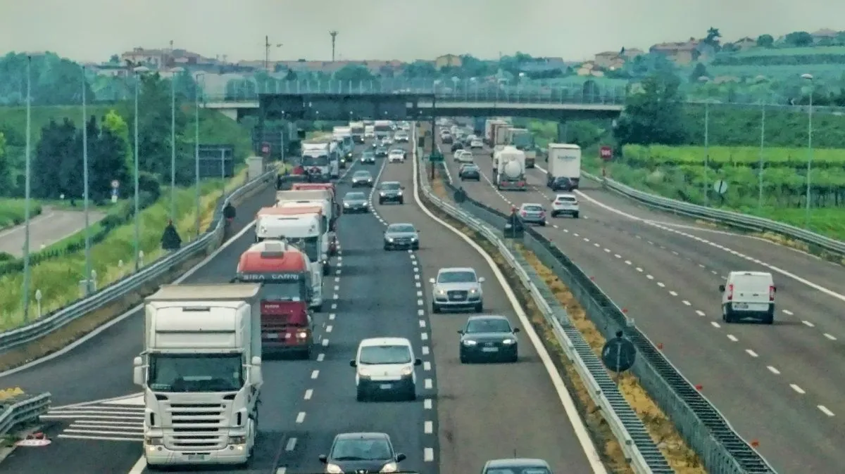 Limite a 100 km/h per le auto termiche e 130 km/h per le EV: la proposta fa discutere - HDmotori.it