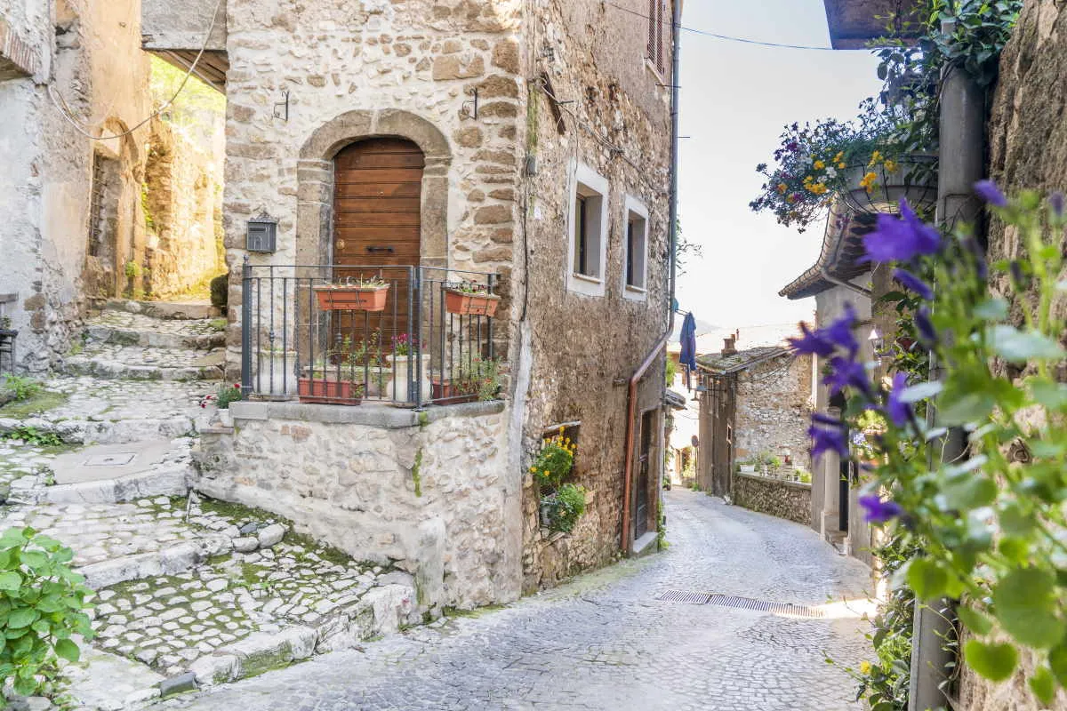 Vuoi fare impresa in un borgo (e farlo rinascere)? C'è un programma gratuito che finanzia il tuo progetto fino a 15mila euro