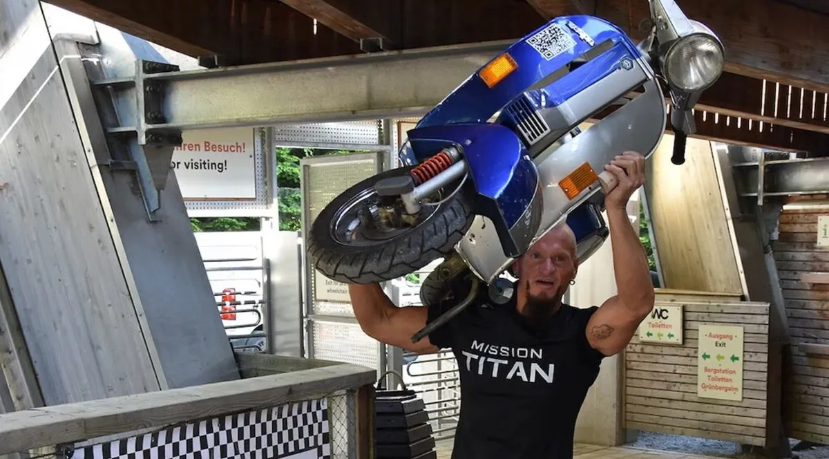 Una Vespa sulle spalle in salita: l'assurda impresa di Gunter Schachermayr - HDmotori.it