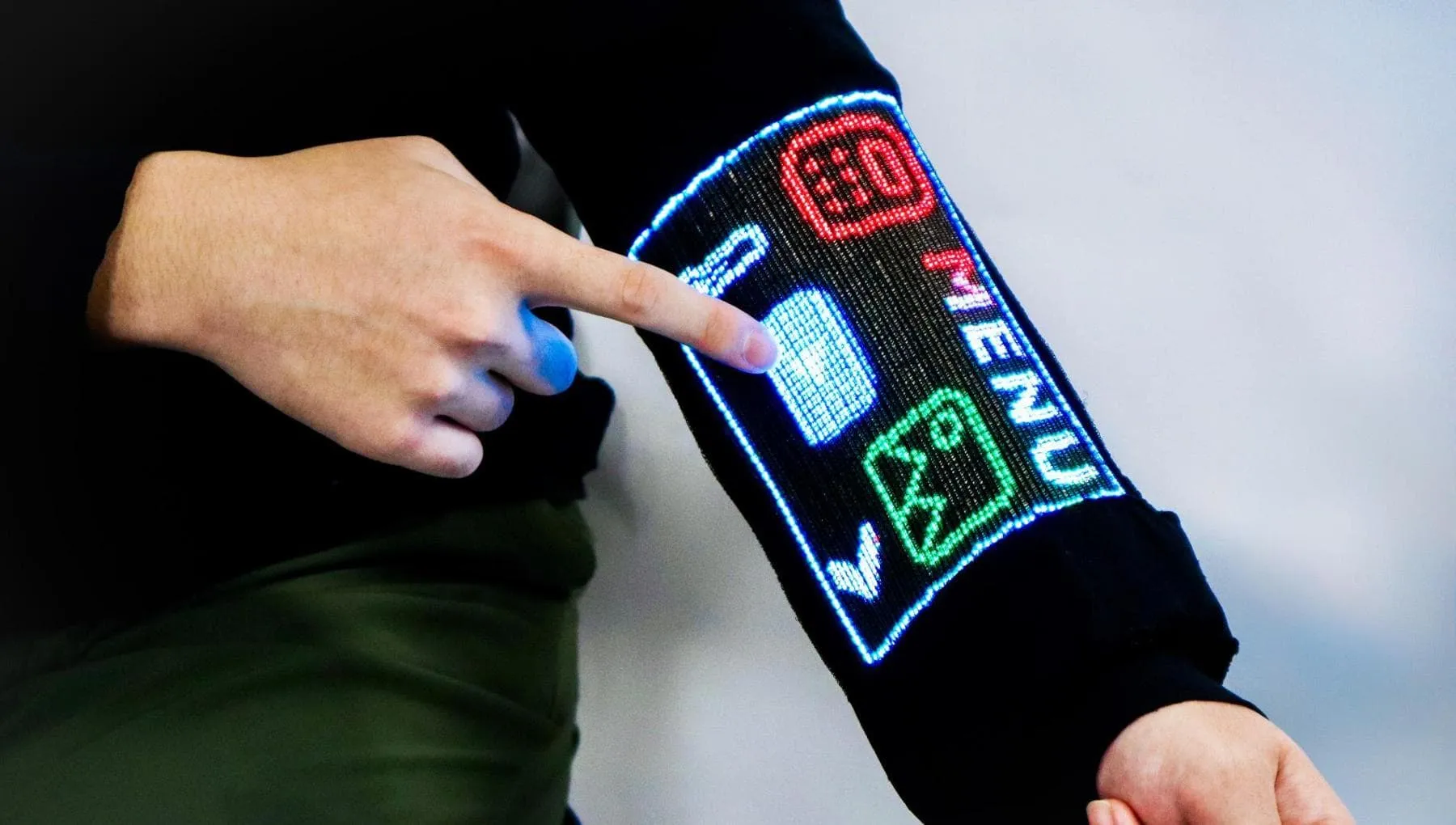Schermo touchscreen filato nella manica di una maglia: lo wearable del futuro