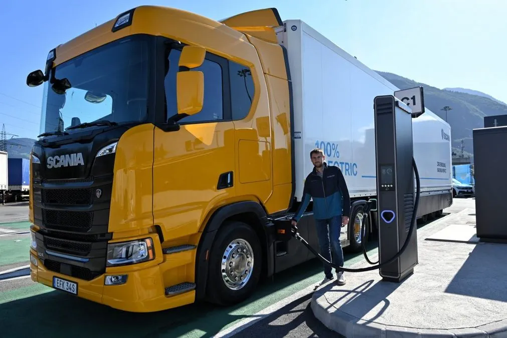 Scania effettua la prima ricarica MCS per camion elettrici in Italia - HDmotori.it