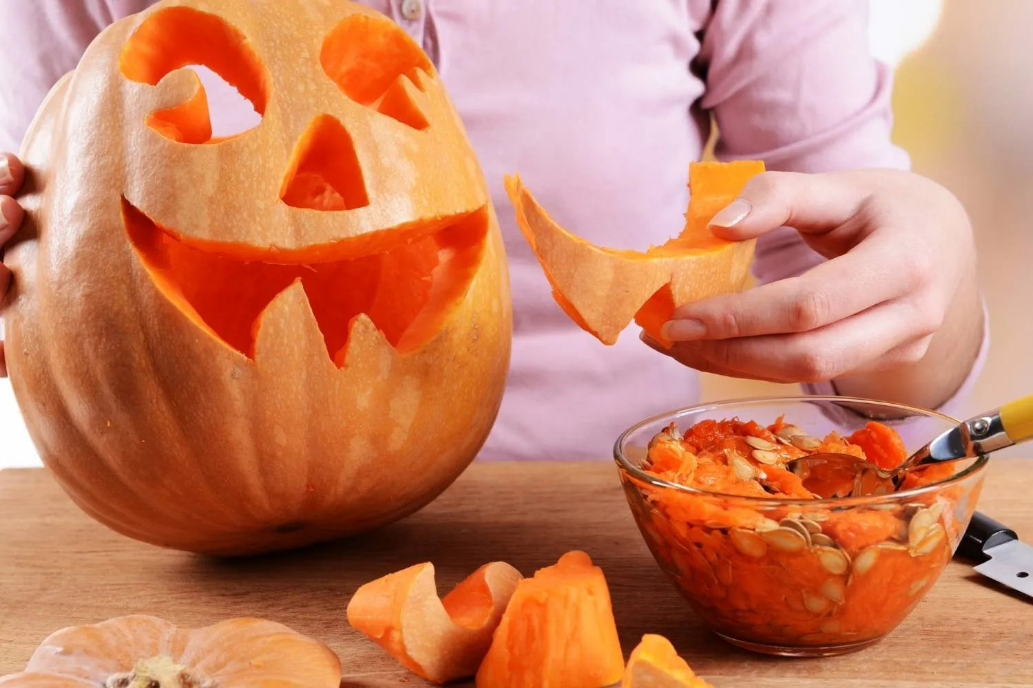Zucca di Halloween: tutti i passaggi per intagliarla (senza sprecare la polpa) e come conservarla più a lungo