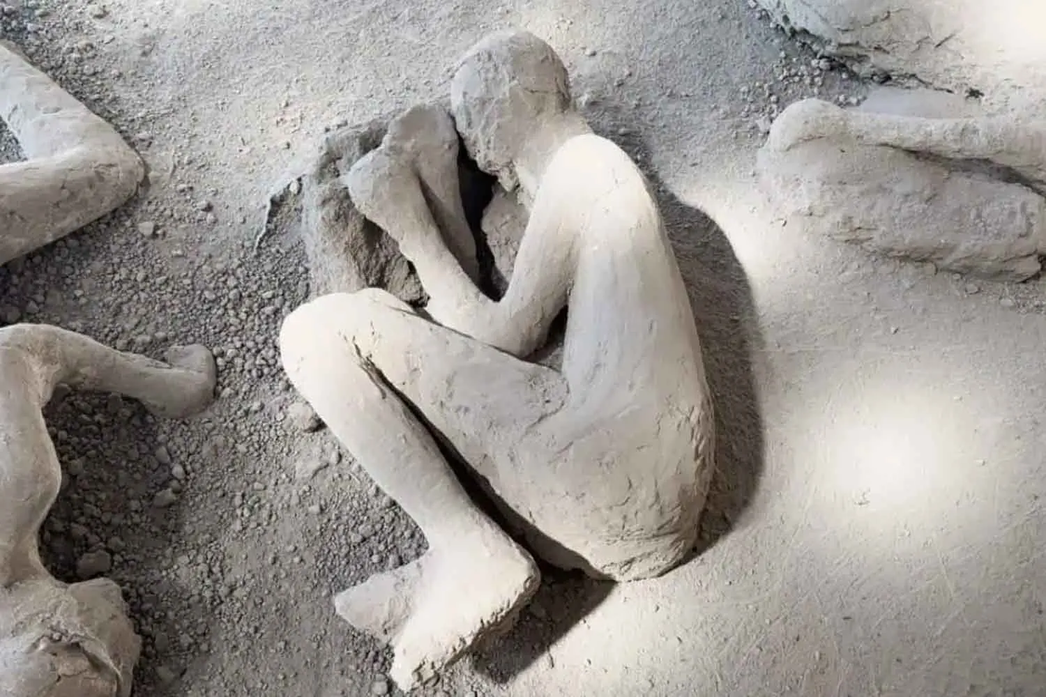 Un medico con il suo kit in fuga dall'eruzione del Vesuvio: l’eccezionale scoperta a Pompei