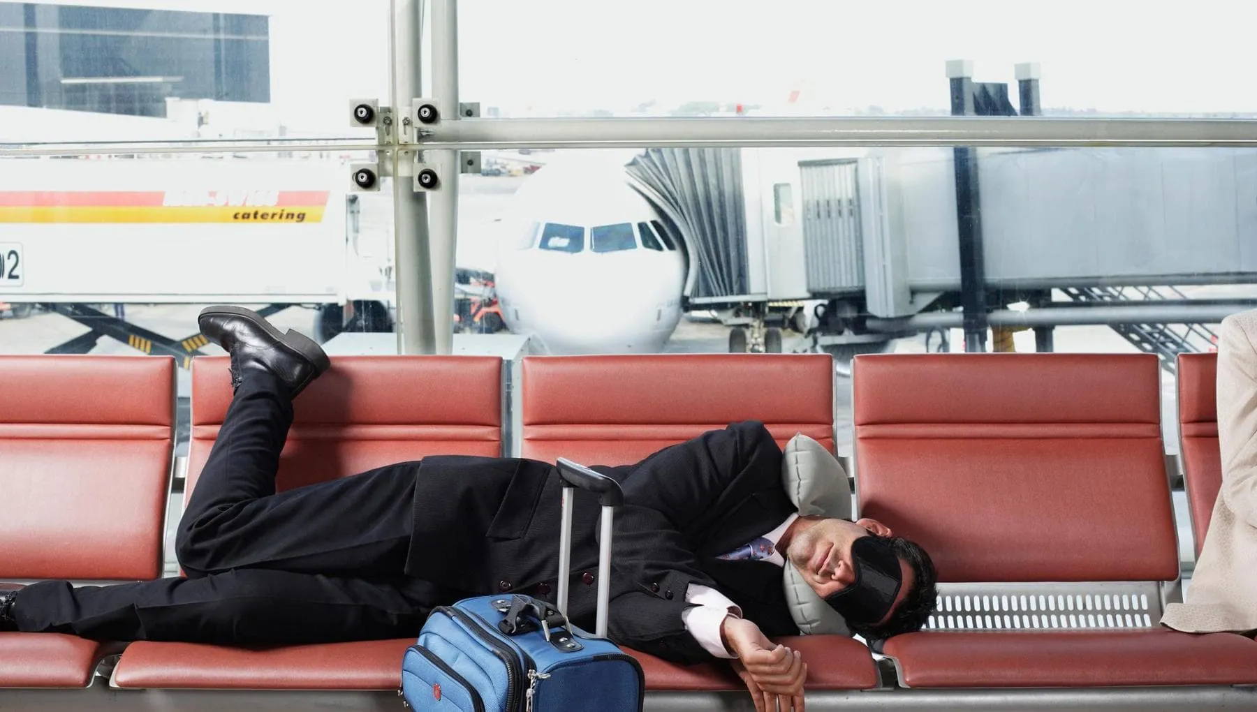 Jet lag: che cosa ci succede quando voliamo lontano (e come limitarne gli effetti)