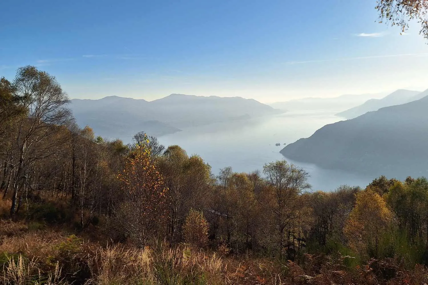 Cerchi refrigerio dal caldo? Vieni con me a scoprire il Lago Delio, tra leggende di borghi sommersi e panorami mozzafiato