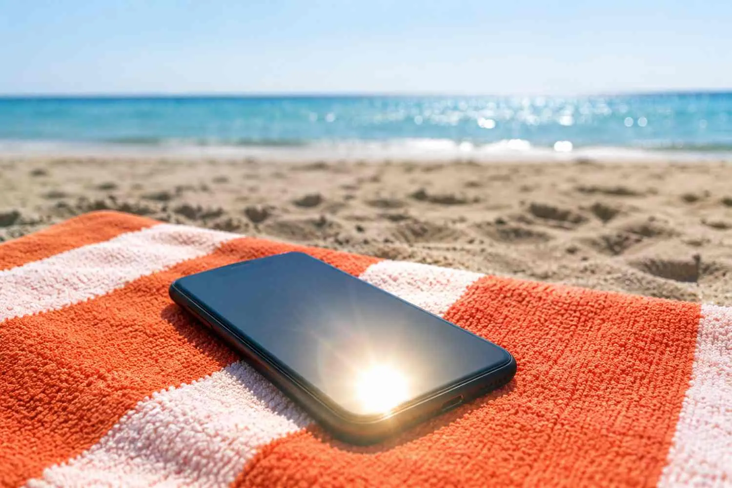 Cosa succede se lasci lo smartphone sotto il sole per 20 minuti? I danni reali alla batteria e il trucco d’emergenza per raffreddarlo senza romperlo