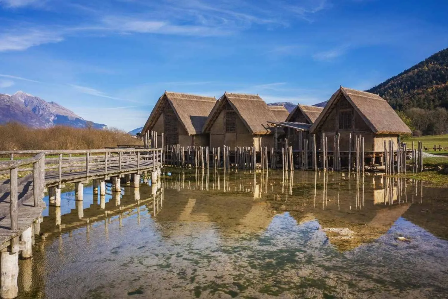 C’è un villaggio su palafitte nascosto in Trentino (dove puoi immergerti nella preistoria)