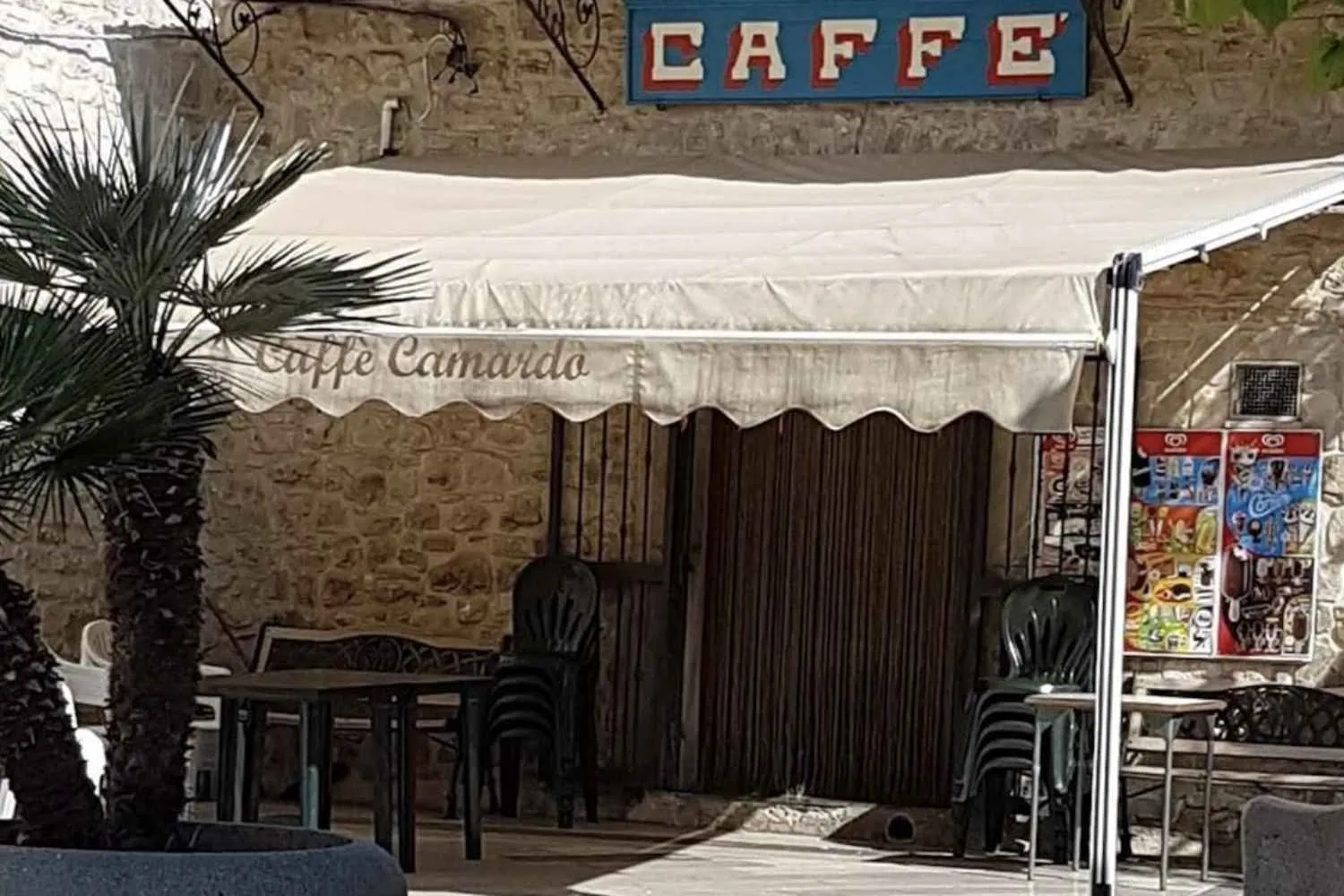 Chiude il bar del paese dopo 138 anni: i cittadini pugliesi si uniscono per riaprirlo (e combattere solitudine e spopolamento)