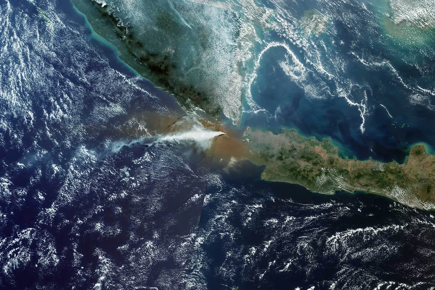 Emergono due nuove isole in Indonesia dopo la spaventosa eruzione del vulcano Anak Krakatau