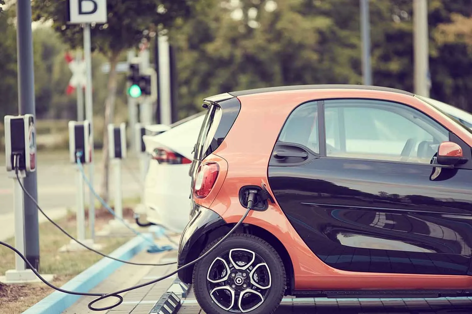 Uno studio rivela che le auto elettriche con elevato chilometraggio sono più affidabili di quelle a benzina (e passano più spesso la revisione)