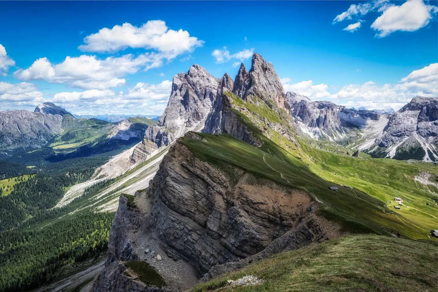 Sulle Dolomiti arrivano i ranger contro droni e selfie estremi: così l'Alto Adige dichiara guerra all'overtourism