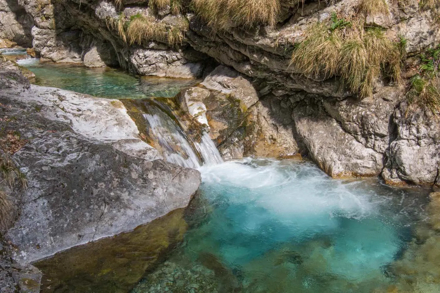 Piscine naturali, canyon, cascate e numero chiuso: l'oasi lombarda che i milanesi si contendono ogni estate