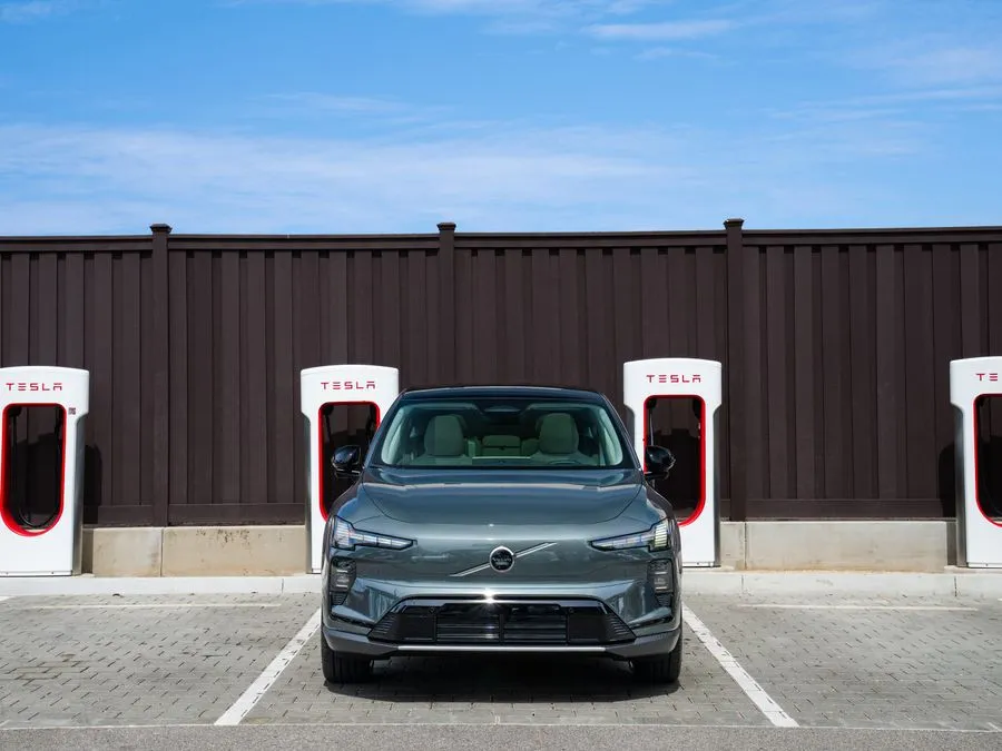 Chi guida una Volvo elettrica potrà ricaricare nei Tesla Supercharger - HDmotori.it