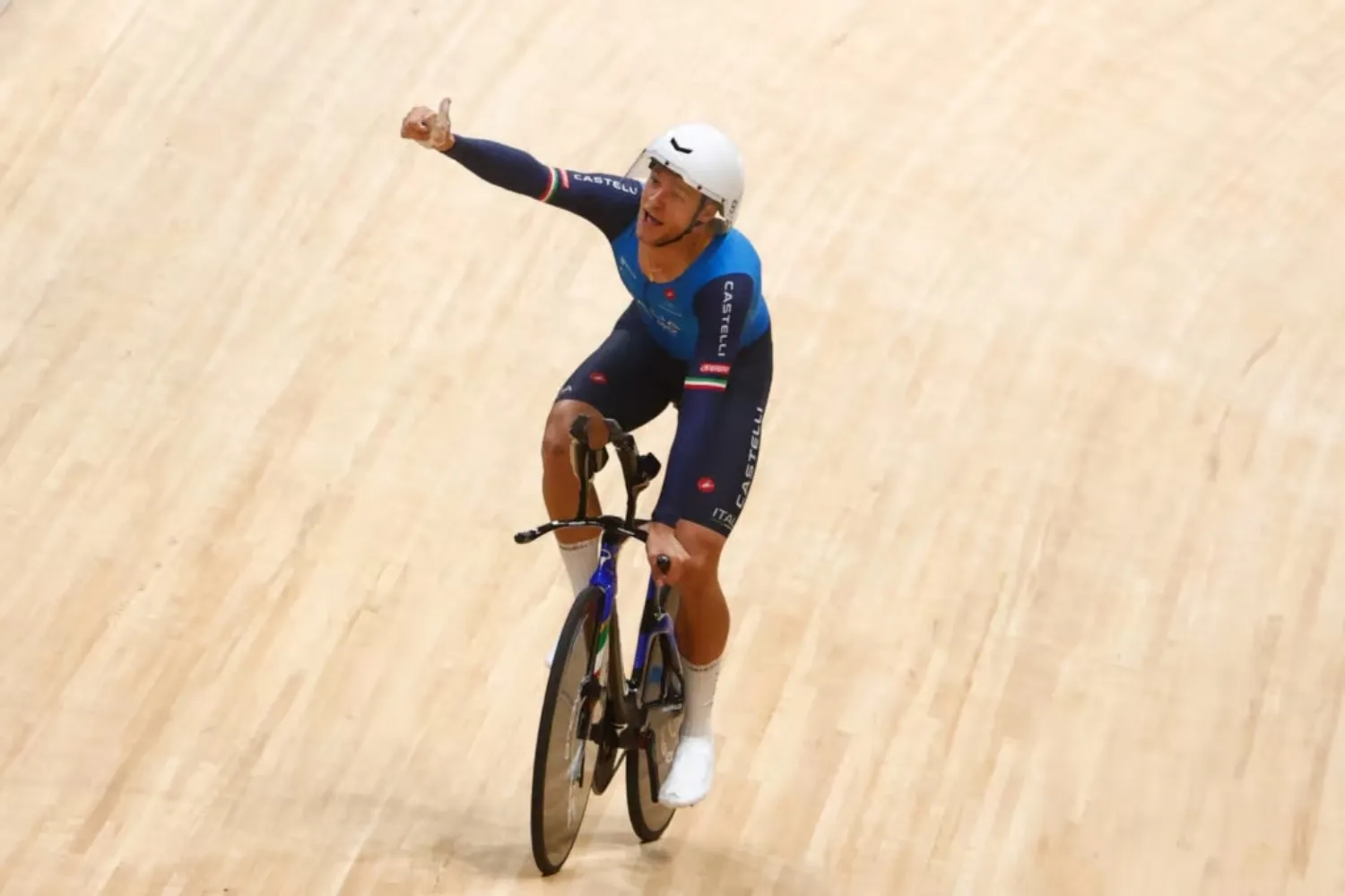 Jonathan Milan oro e record del mondo, bronzo a Filippo Ganna: impresa azzurra ai Mondiali di ciclismo su pista!