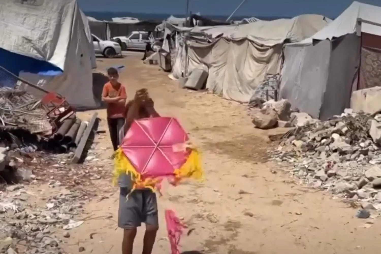 Israele dichiara guerra gli aquiloni dei bambini di Gaza (e i genitori li stanno distruggendo per paura)