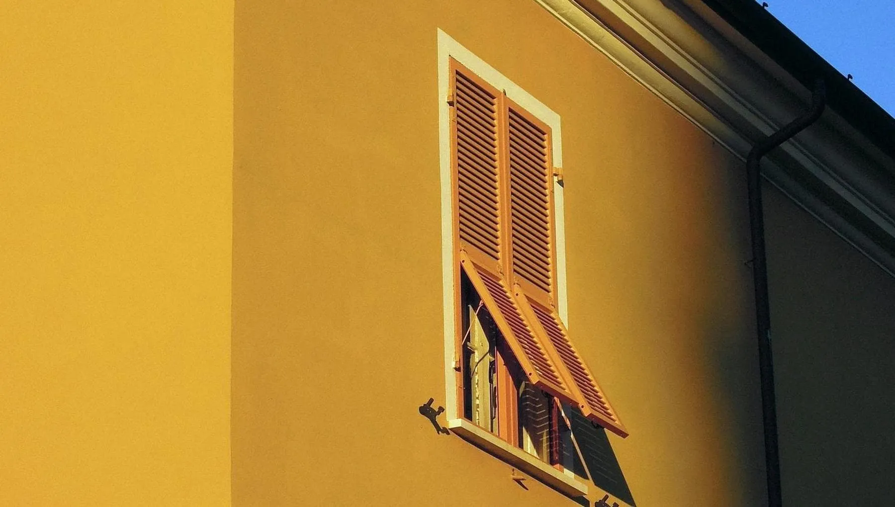 Quando il caldo estremo e le tapparelle chiuse cancellano la nostra socialità