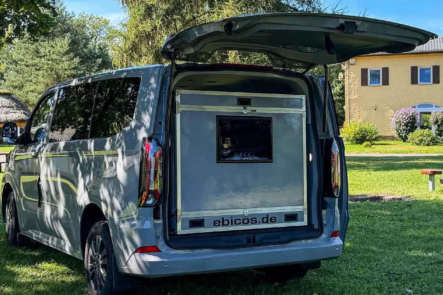 Non serve un camper: questo modulo trasforma il tuo furgone in una camera da letto all'aperto con un ampio letto in soli 10 minuti