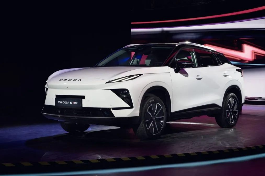 OMODA 4 e OMODA 5 NEXT, doppia novità a Parigi: tecnologia, IA e motori ibridi - HDmotori.it