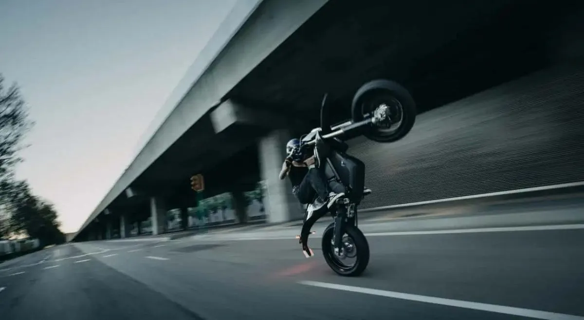 500 moto vendute in 48 ore: la supermotard elettrica dei record è già introvabile - HDmotori.it