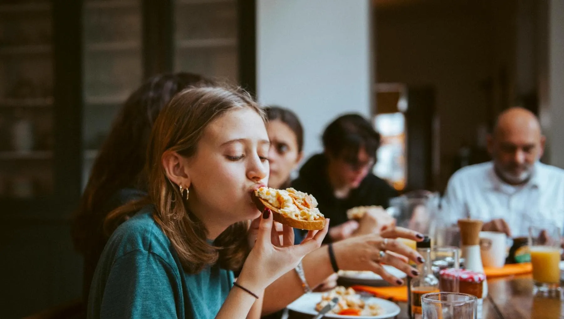 Jet-lag a tavola: cambiare orari dei pasti nel weekend aumenta il rischio infarto e non solo