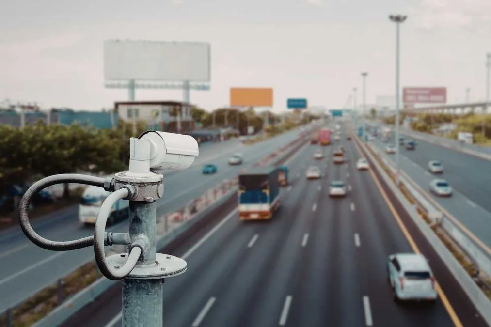 Stop a guida al cellulare e assicurazione scaduta, in arrivo le telecamere intelligenti con IA - HDmotori.it