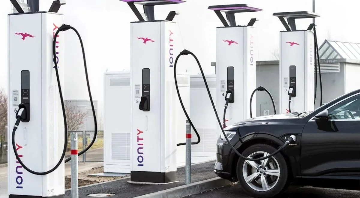 Ricarica veicoli elettrici: il 57% degli utenti beve un caffè nell'attesa - HDmotori.it
