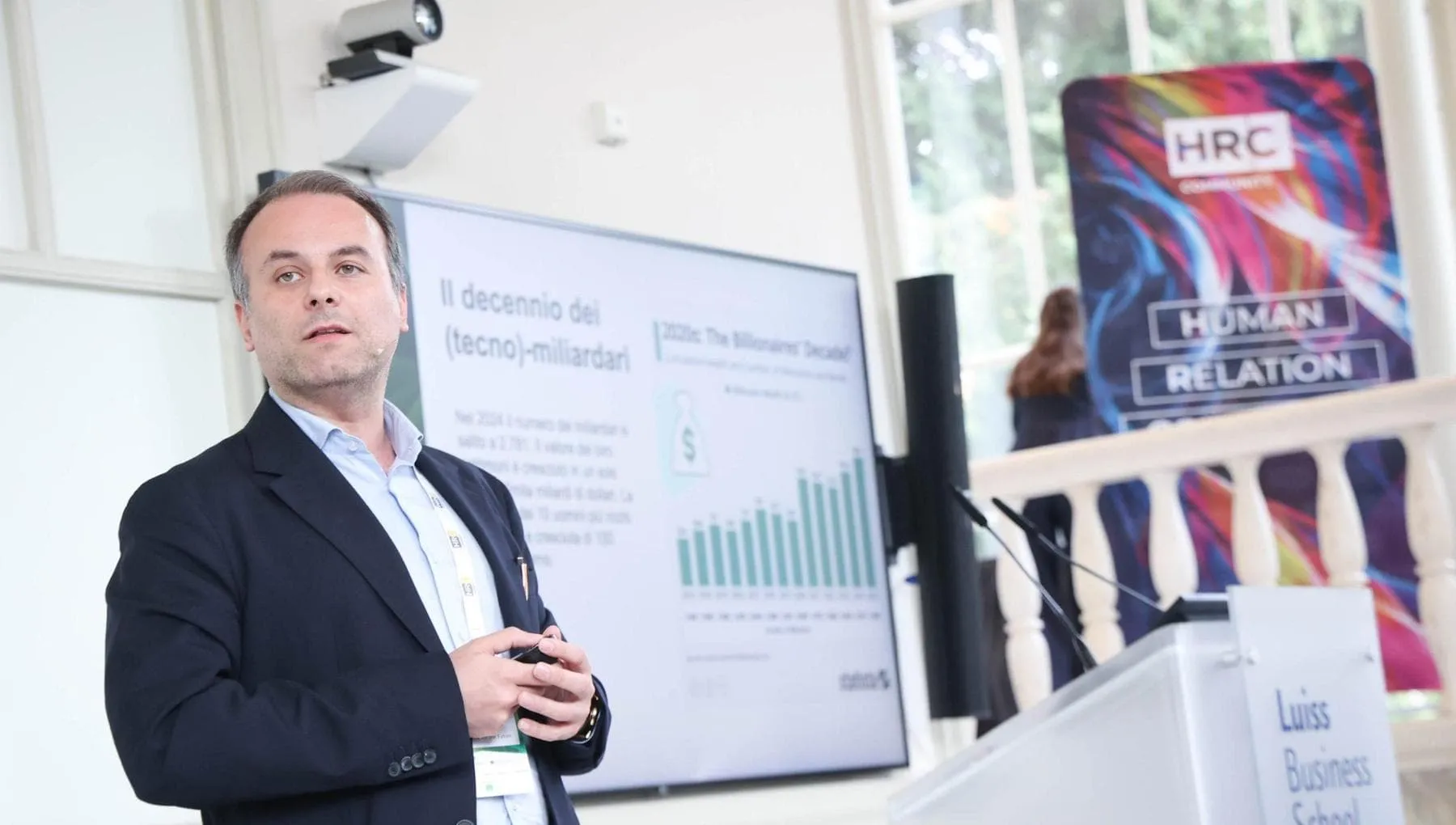 Roberto Paura: “Nel 2050 l’IA sarà pervasiva. E lavorare 5 giorni su 7 non sarà più la norma”