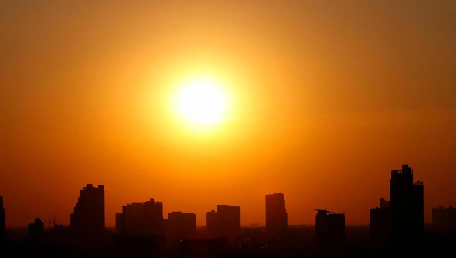 Caldo estremo, i segnali che il corpo non regge più e le mosse per salvarsi