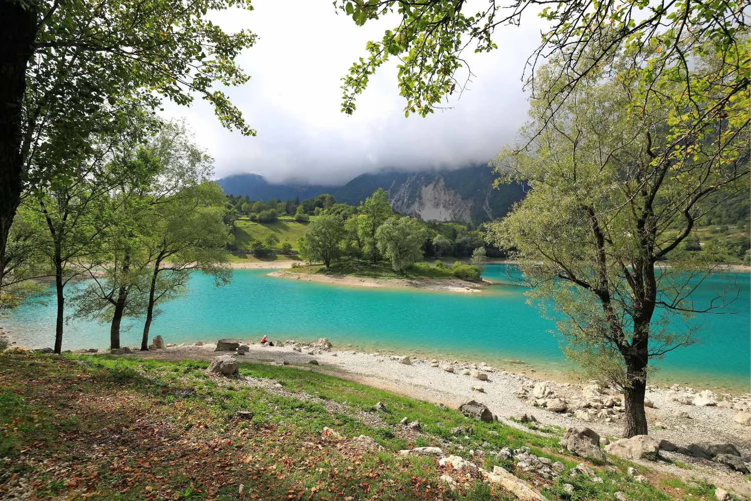 Il lago italiano con l'acqua turchese che sembra ai Caraibi (ed è in Trentino)