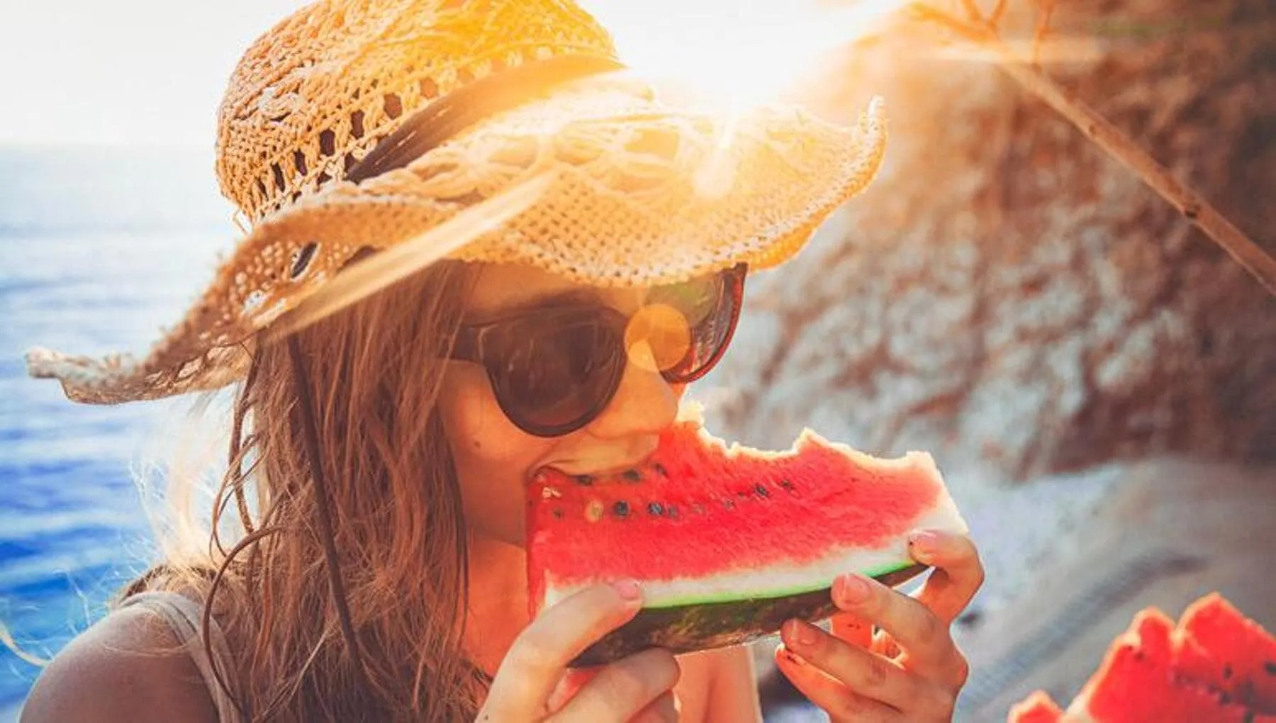 Caldo record, cosa mangiare e bere per difendersi dall’afa