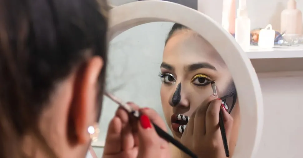 Halloween, attenzione a glitter  e cosmetici che danneggiano la pelle