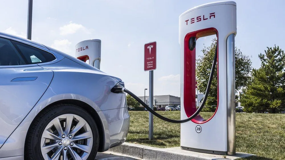 Tesla accende il Supercharger V4 in Europa: la potenza è mostruosa - HDmotori.it