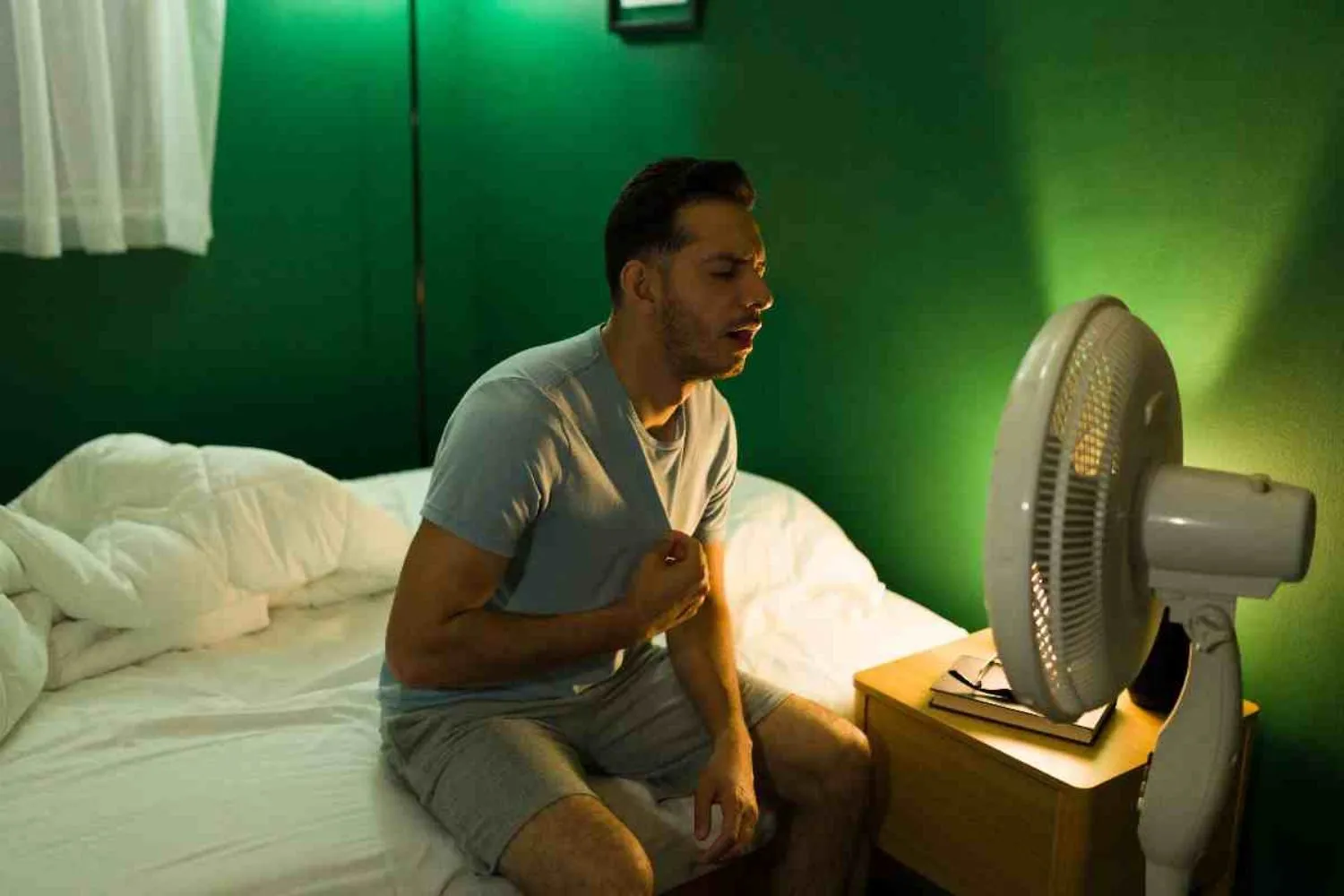La crisi climatica ci ruba (anche) il sonno: dormiamo 56 ore in meno all’anno per il caldo record