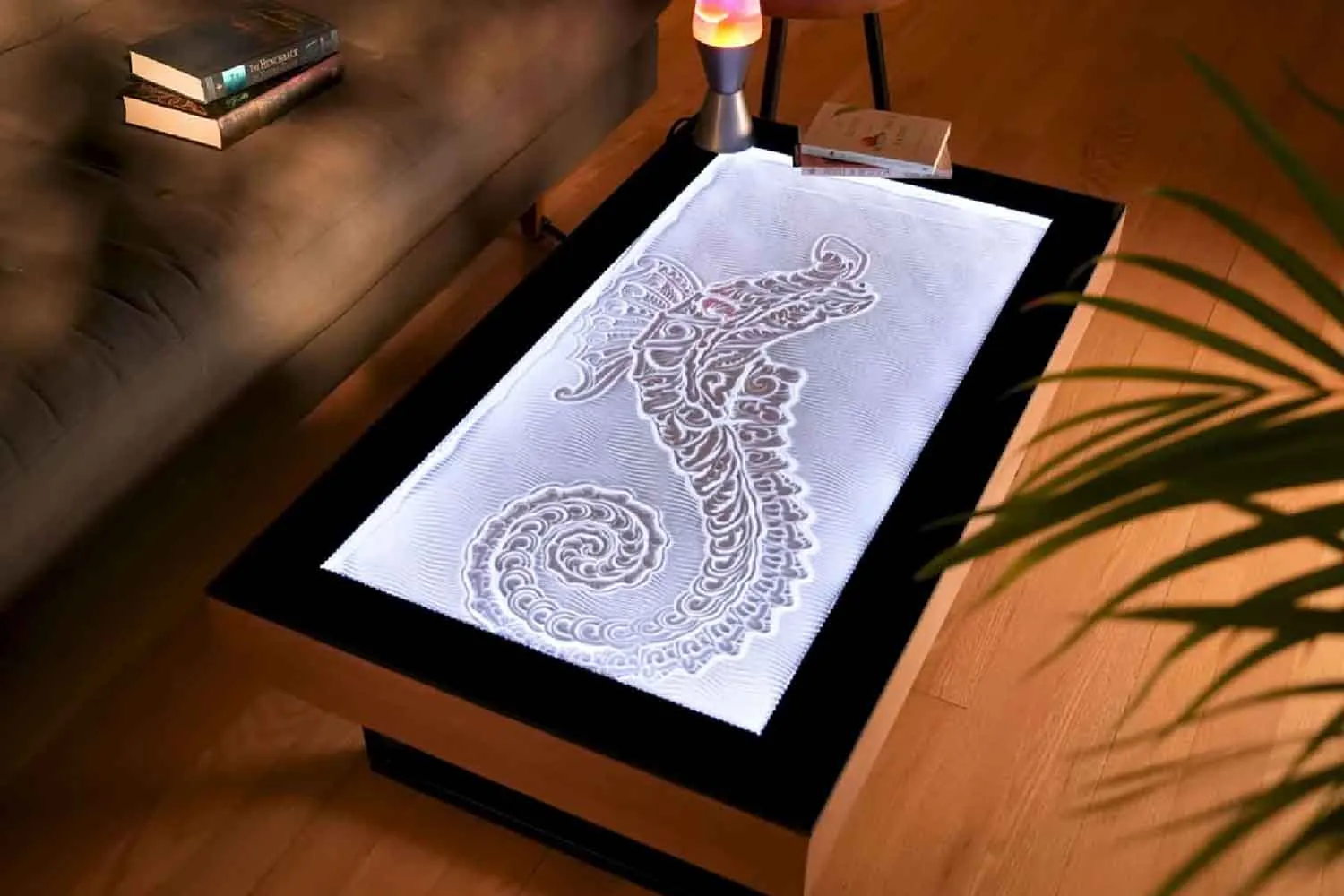 Questo tavolino da caffè si disegna da solo nella sabbia e trasforma il salotto in uno spettacolo ipnotico permanente