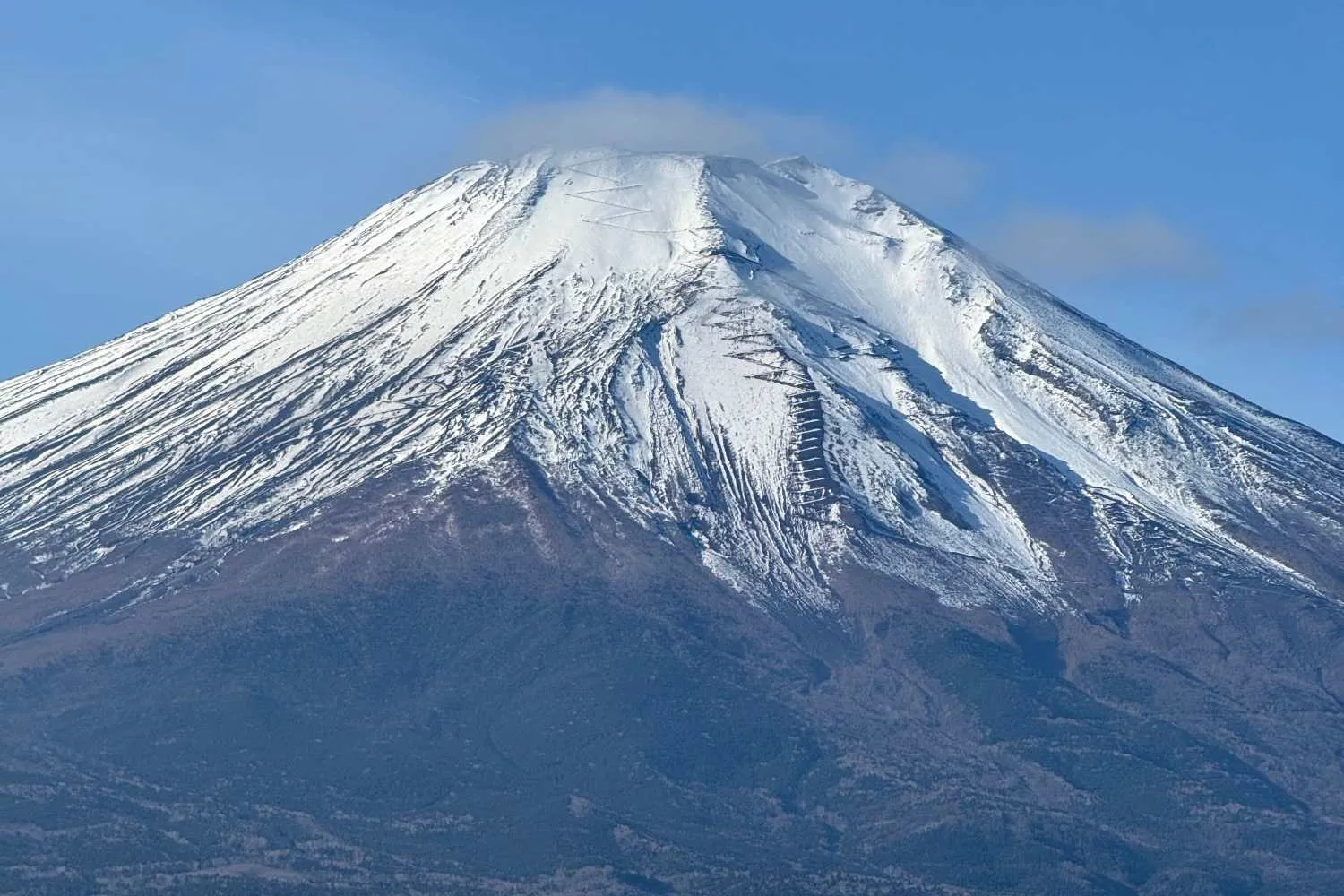 Sul monte Fuji i soccorsi diventano a pagamento: la stretta del Giappone contro gli alpinisti improvvisati