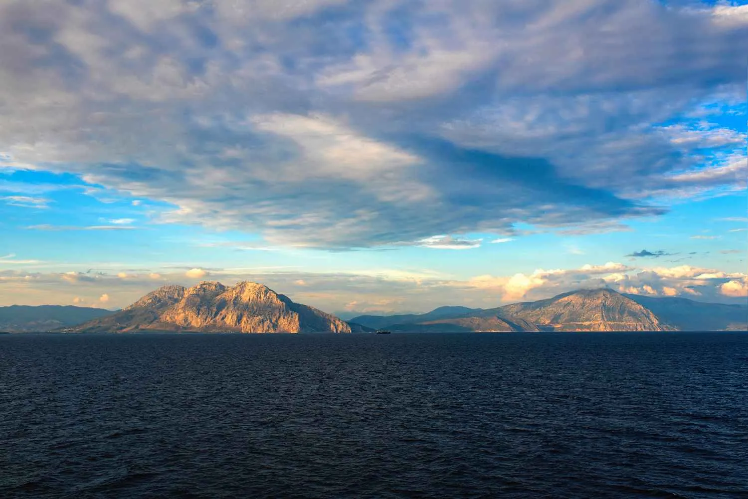 Puoi comprare un'isola greca paradisiaca a meno di 250mila euro: ma c'è un problema