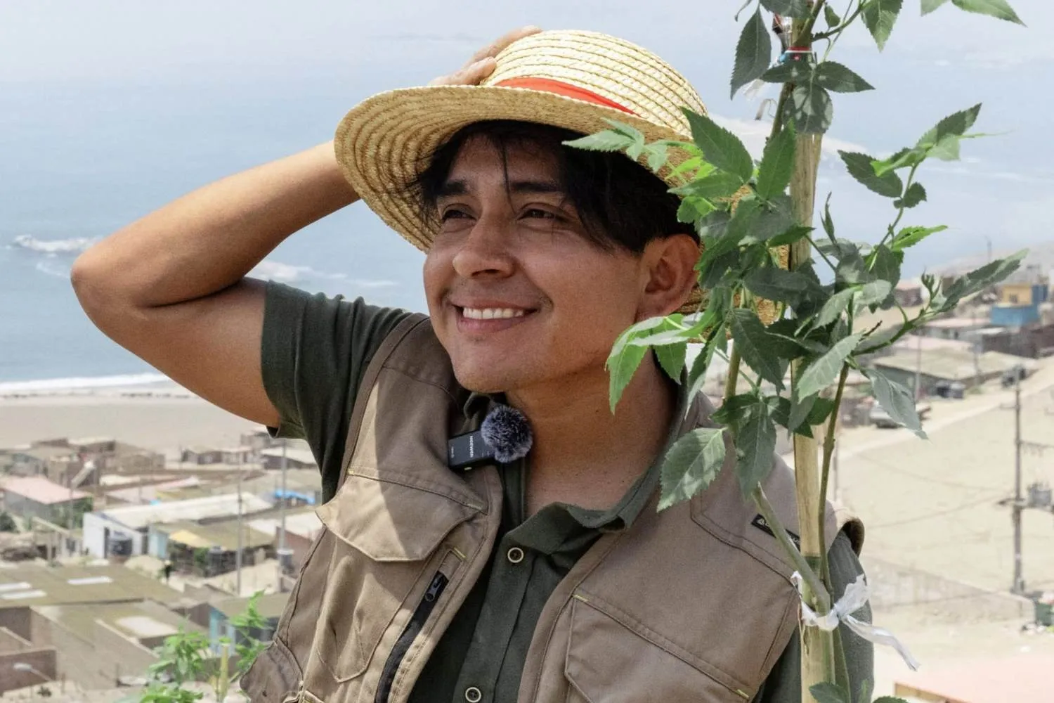 Il Ragazzo delle Piante che combatte la desertificazione in Perù (invitando tutti sui social a piantare alberi sulle colline aride)