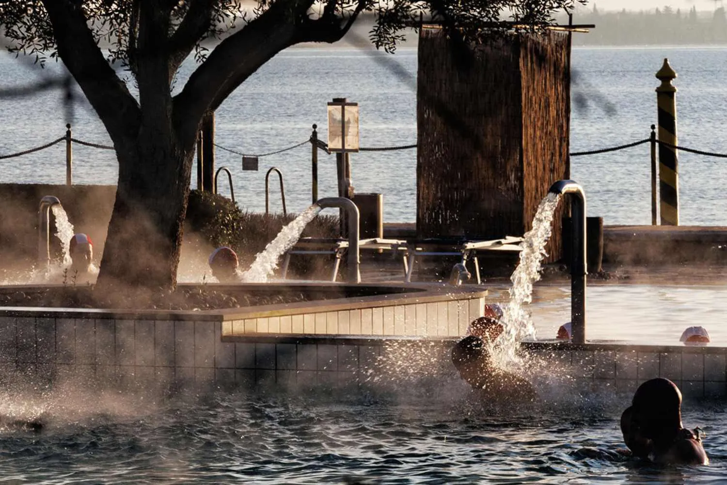 C'è una pozza di acqua calda naturale sul Lago di Garda ed è gratis: ecco dove e come arrivarci