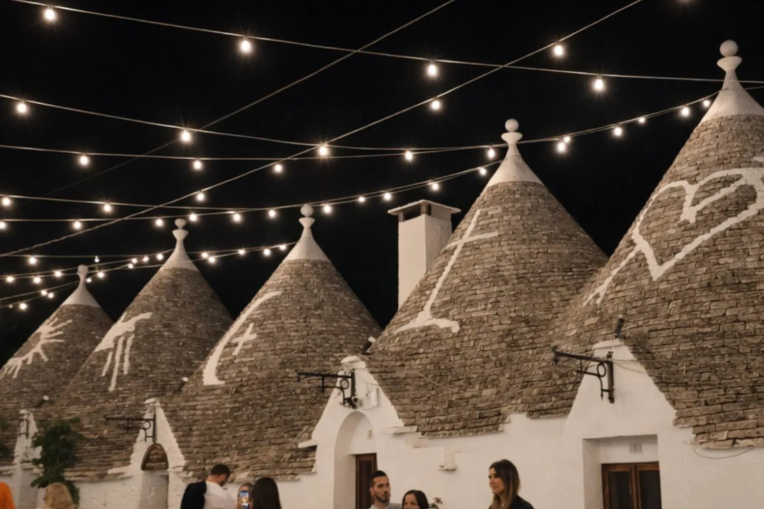 Sono stata una sera ad Alberobello e ti racconto perché vedere i trulli illuminati è un’emozione unica (che devi provare anche tu)
