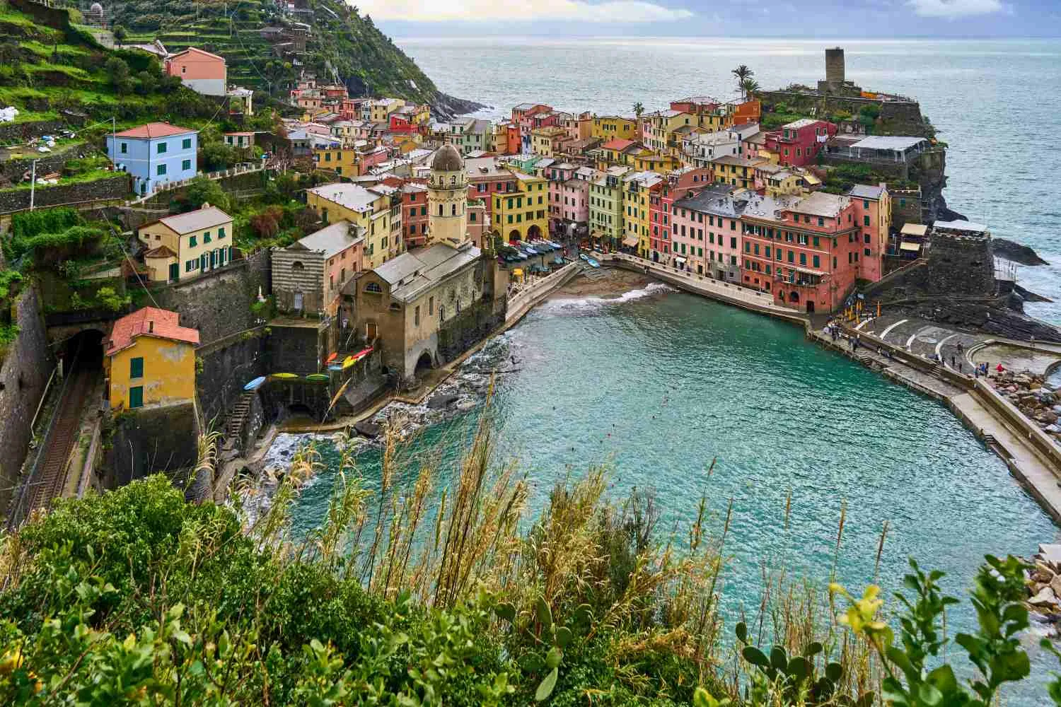 Cinque Terre, contro l’overtourism: gruppi limitati a 25 persone e auricolari obbligatori nei vicoli (e scatta il curioso “divieto di sosta pedonale”)
