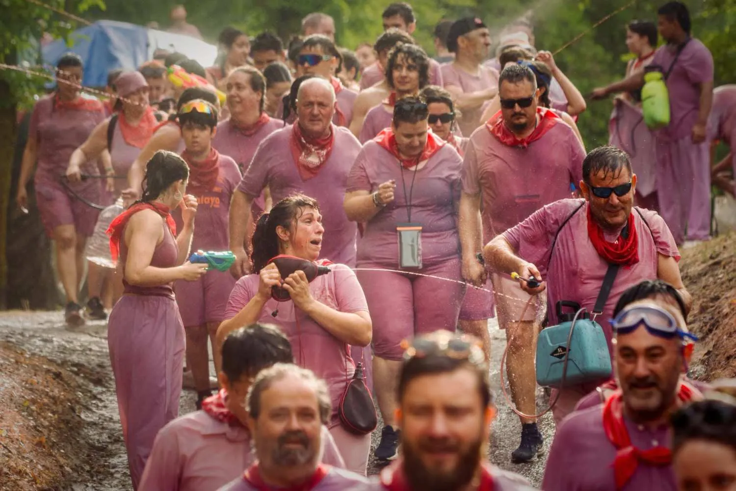 Migliaia di persone si sono sfidate lanciandosi addosso (con secchi e pistole) oltre 30mila litri di vino rosso