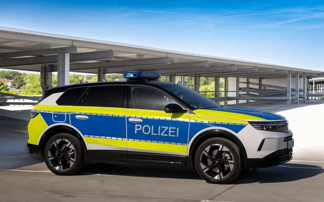 Opel: la Grandland veste l'uniforme della Polizia tedesca - HDmotori.it
