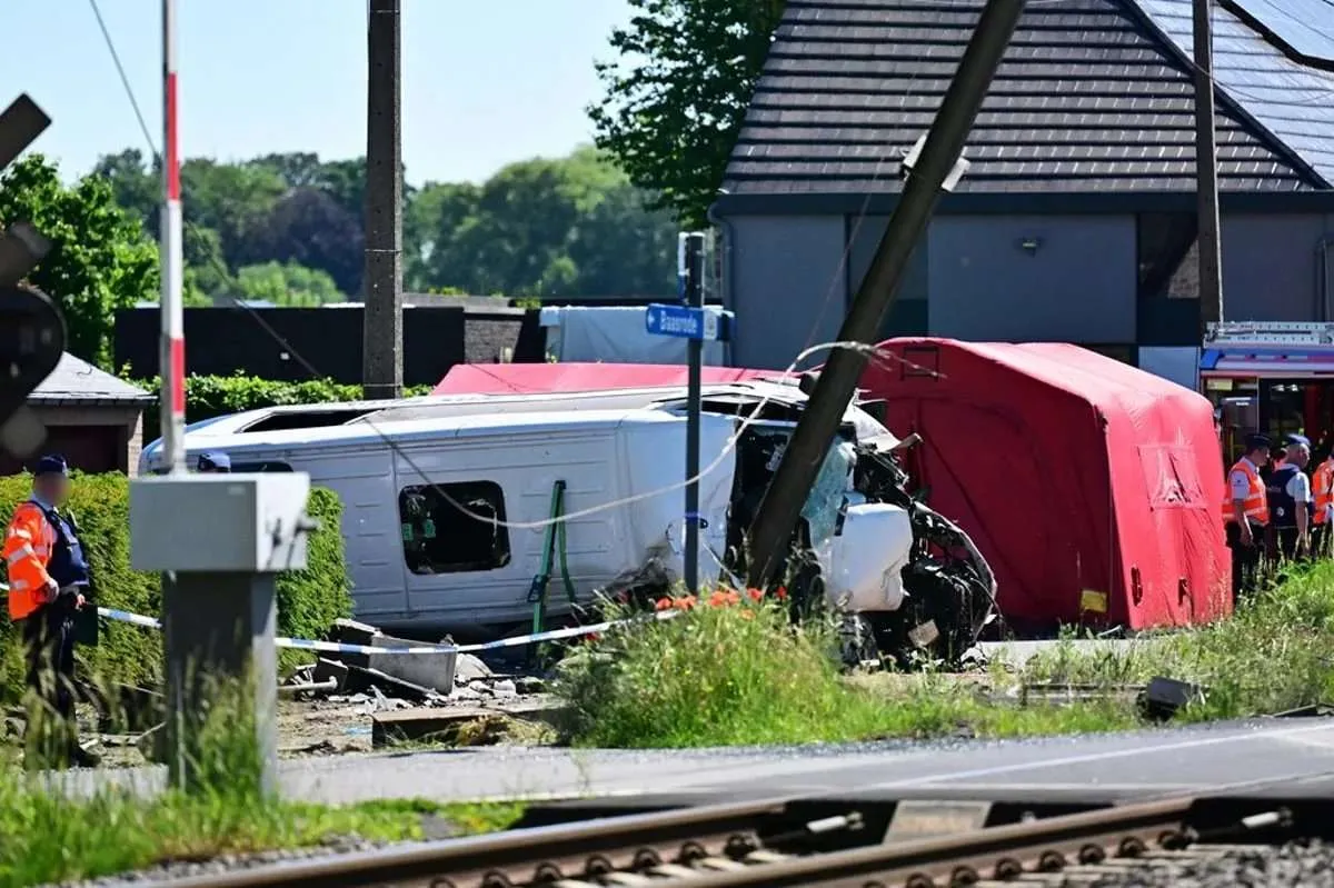 Treno travolge scuolabus al passaggio a livello: quattro morti (tra cui due adolescenti) e diversi feriti in Belgio