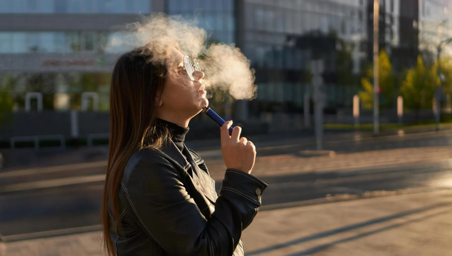 Nicotina, ecco cosa accade se si fuma (o si svapa) e perché fa male al cuore