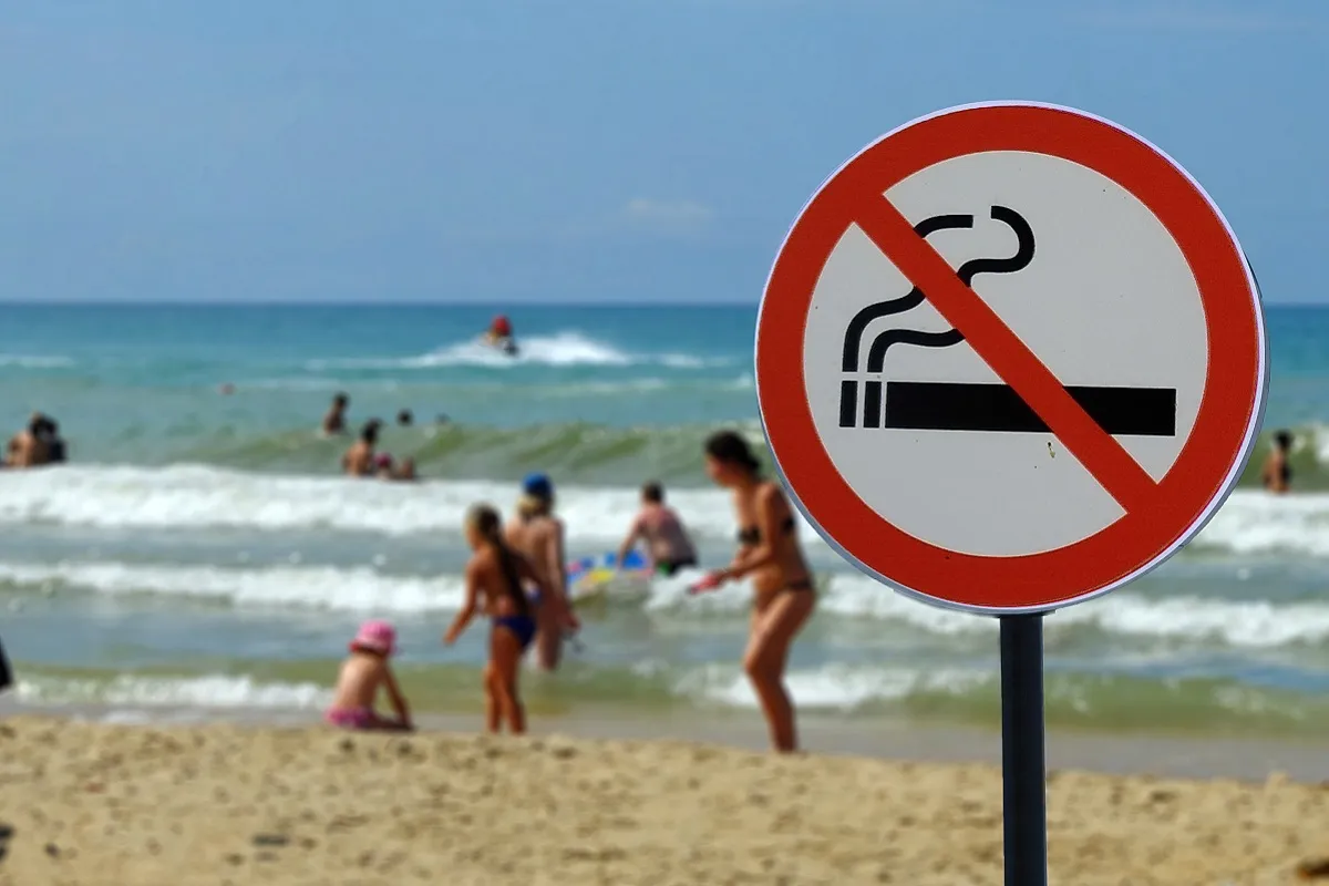 Rimini mette al bando le sigarette in spiaggia: il divieto scatta già da maggio (anche per quelle elettroniche)