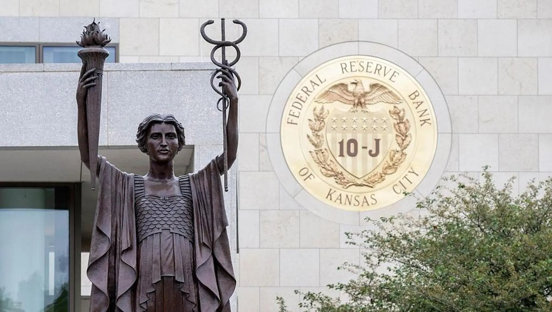 E se l’industria dell’IA diventasse ‘too big to fail’. Schmid della Fed pone l'interrogativo