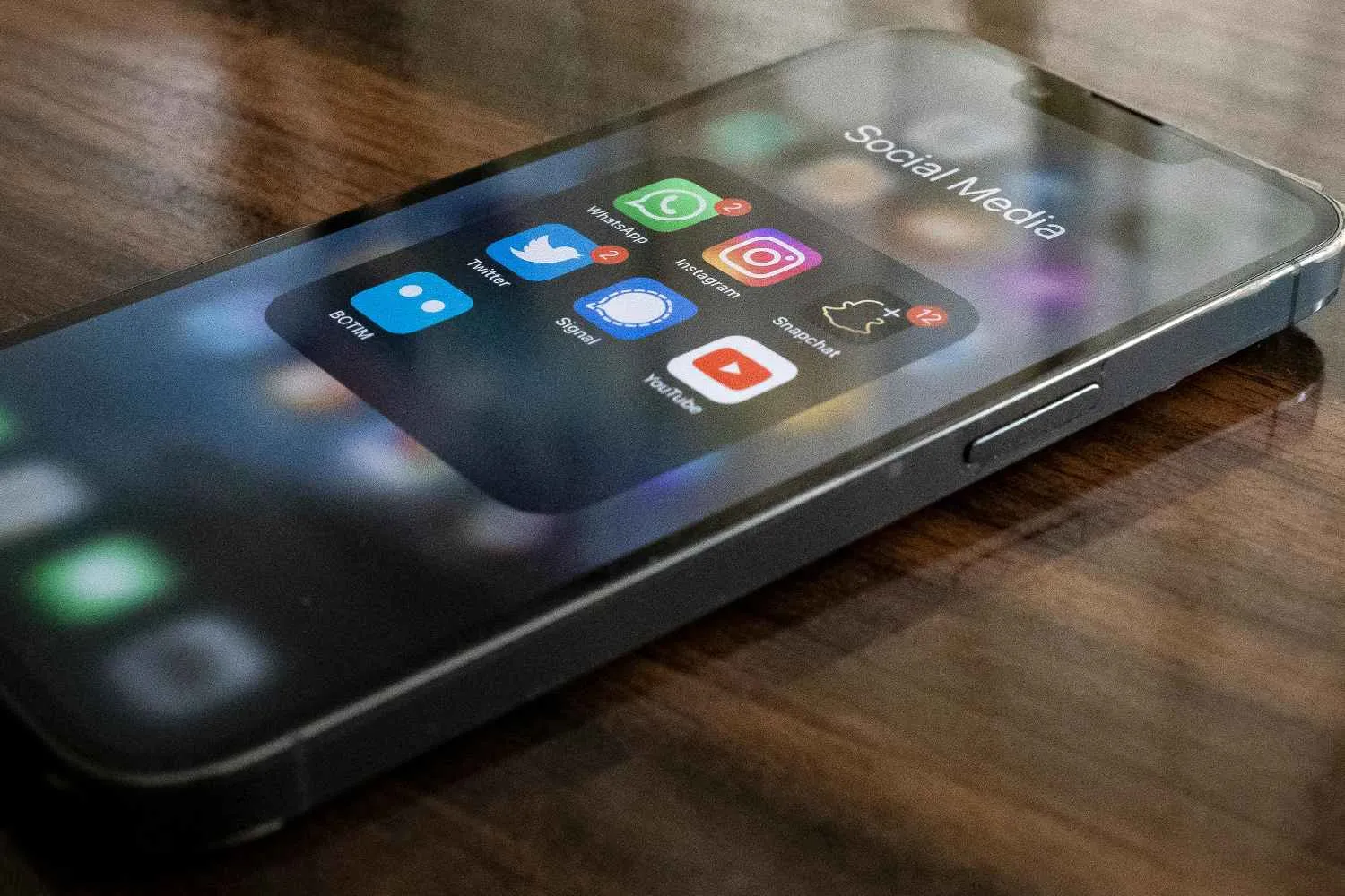 Le notifiche degli smartphone rallentano il cervello: l'esperimento che dimostra come danneggiano la concentrazione